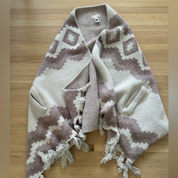Anthropologie - Barefoot Dreams Mosaic Wrap Cozy Pink and White Patterned Shawl - Picture 4 of 5